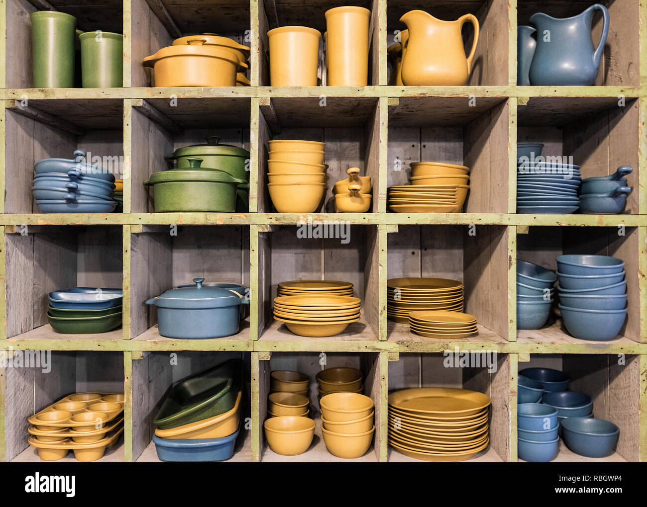Bestecke Töpferwaren zum Verkauf in einem Studio shop, Bennington Töpfer, Bennington, Vermont, USA. Stockfoto
