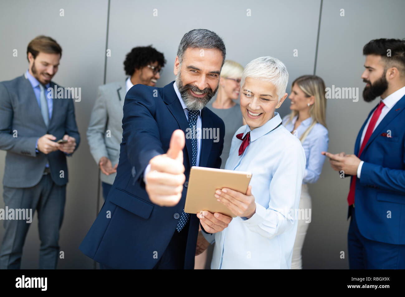 Porträt eines lächelnden Gruppe von verschiedenen Corporate Kollegen Stockfoto