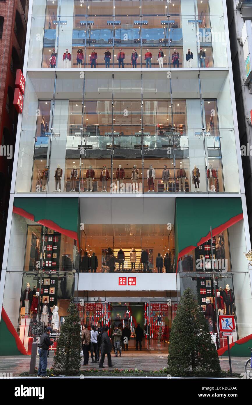 Tokio, Japan - Dezember 1, 2016: Leute kaufen bei Uniqlo in Ginza Stadtteil von Tokio, Japan. Ginza ist eine legendäre Einkaufsviertel in Chuo Ward von Tokyo. Stockfoto