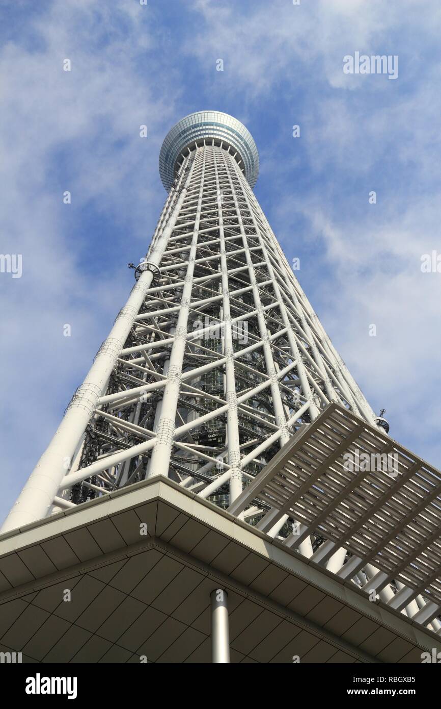 TOKYO, Japan - 30. NOVEMBER 2016: Skytree Tower in Tokio, Japan. Die 634 m hohen Sendemast ist die 2 höchsten Gebäude der Welt. Stockfoto