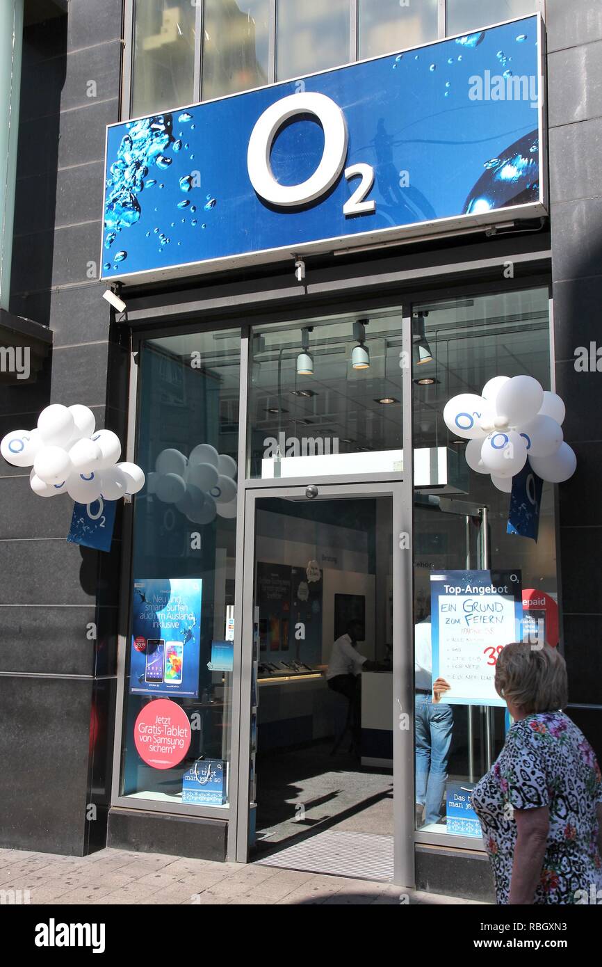 HAMBURG, DEUTSCHLAND - 28. AUGUST 2014: Person geht durch O2 Mobile Phone Store in Hamburg. 2013, Telefonica O2 hatte 17 Prozent Marktanteil in Deutschland Stockfoto