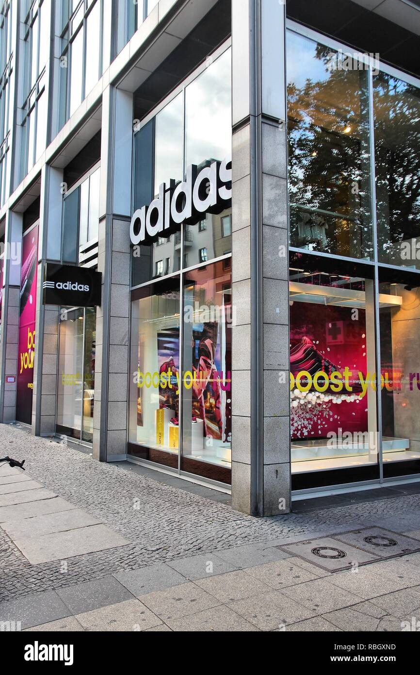 BERLIN, DEUTSCHLAND - 27. AUGUST 2014: Adidas sportswear Store (Ku'Damm)  Allee in Berlin. Adidas Konzern besteht seit 1924 und EUR 14,5 Mrd. reve  Stockfotografie - Alamy
