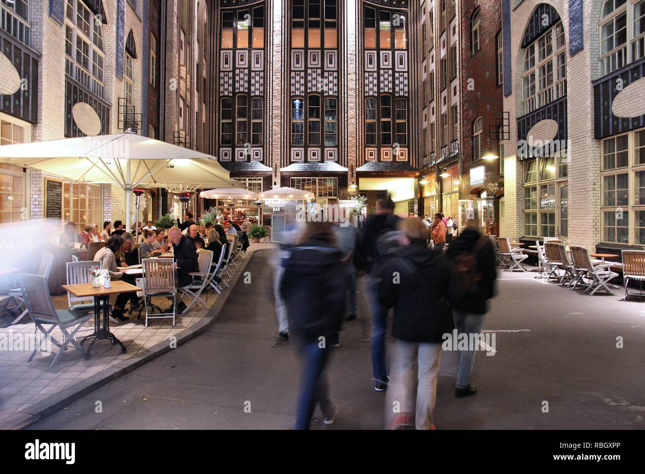 BERLIN, DEUTSCHLAND - 25 AUGUST, 2014: die Menschen besuchen alte Hackesche Höfe in Berlin. Die Jugendstil-architektur komplexe stammt aus dem Jahr 1906. Stockfoto