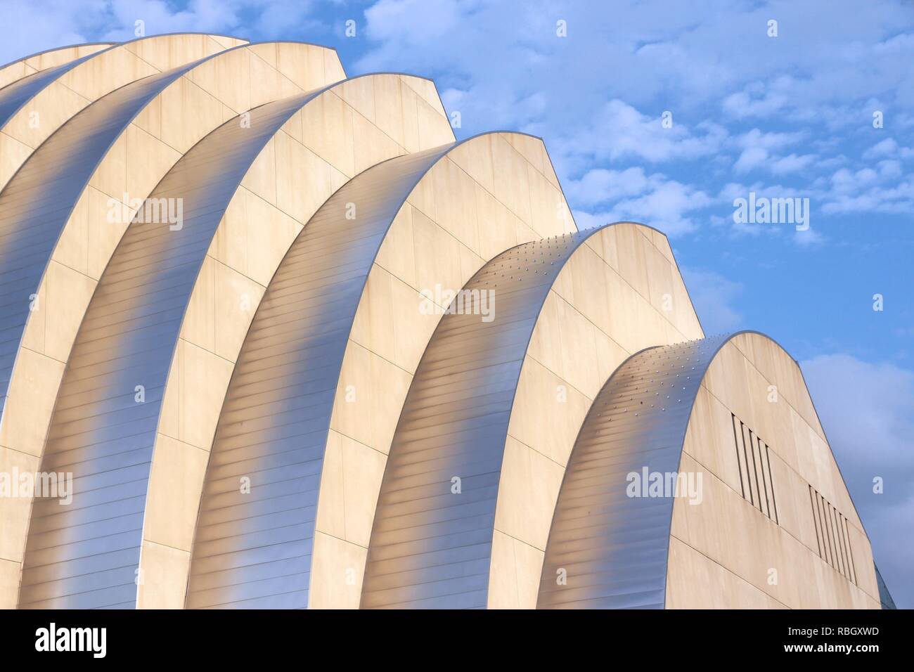 KANSAS CITY, USA - 25. JUNI 2013: Kauffman Center für Darstellende Künste Gebäude in Kansas City, Missouri. Berühmte Gebäude wurde im Jahr 2011 abgeschlossen. Stockfoto