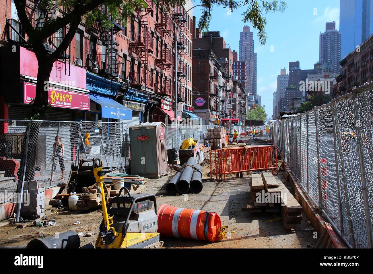NEW YORK, USA - Juli 5, 2013: Arbeitnehmer führen Bauarbeiten im 9. Avenue, New York. Fast 19 Millionen Menschen leben in New York City Metropolitan Stockfoto