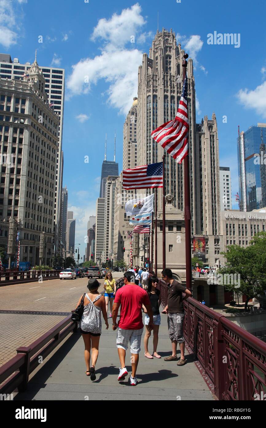 CHICAGO, USA - 27. JUNI 2013: Menschen gehen in Downtown Chicago. Chicago ist die 3 bevölkerungsreichsten US-Stadt mit 2,7 Mio. Einwohner (8,7 Mio. in seiner Stockfoto