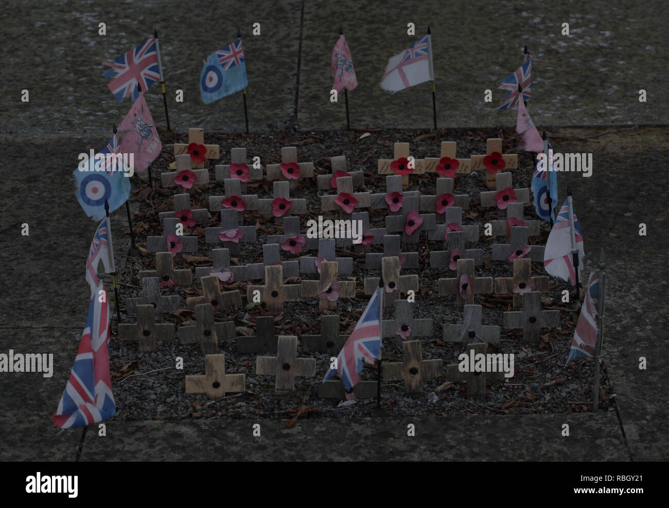 Kreuze & Flags in der Highland Wind Golspie Kriegerdenkmal Sutherland Schottland Vereinigtes Königreich Stockfoto