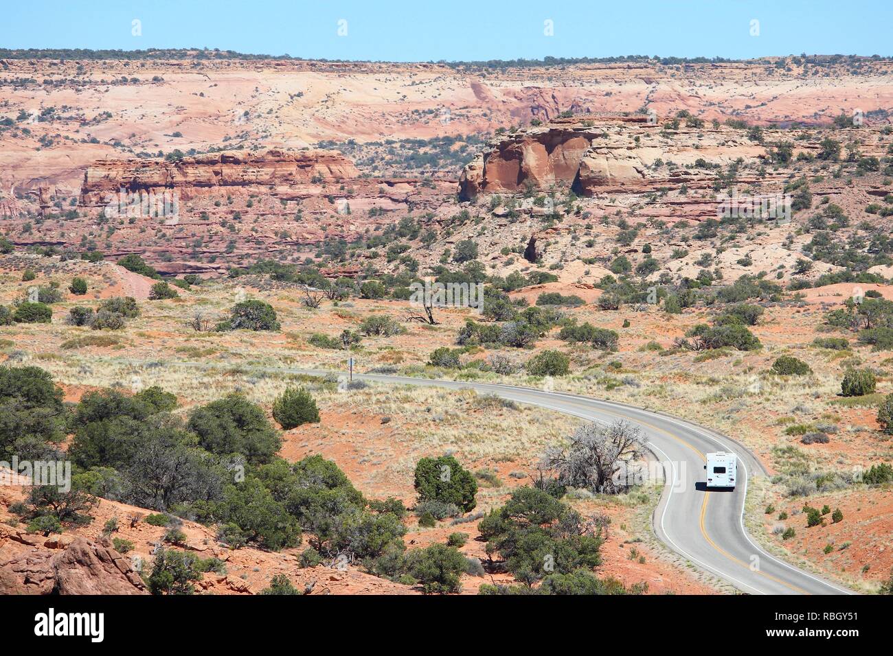 United States Landschaft - Canyonlands National Park in Utah. Insel im Himmel - kurvenreiche Straße mit einem RV. Stockfoto