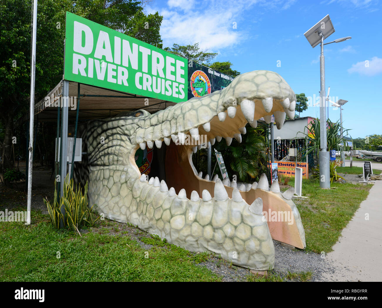 Krokodil Statue auf dem Daintree River Cruises Booking office, Daintree National Park, Far North Queensland, FNQ, QLD, Australien Stockfoto