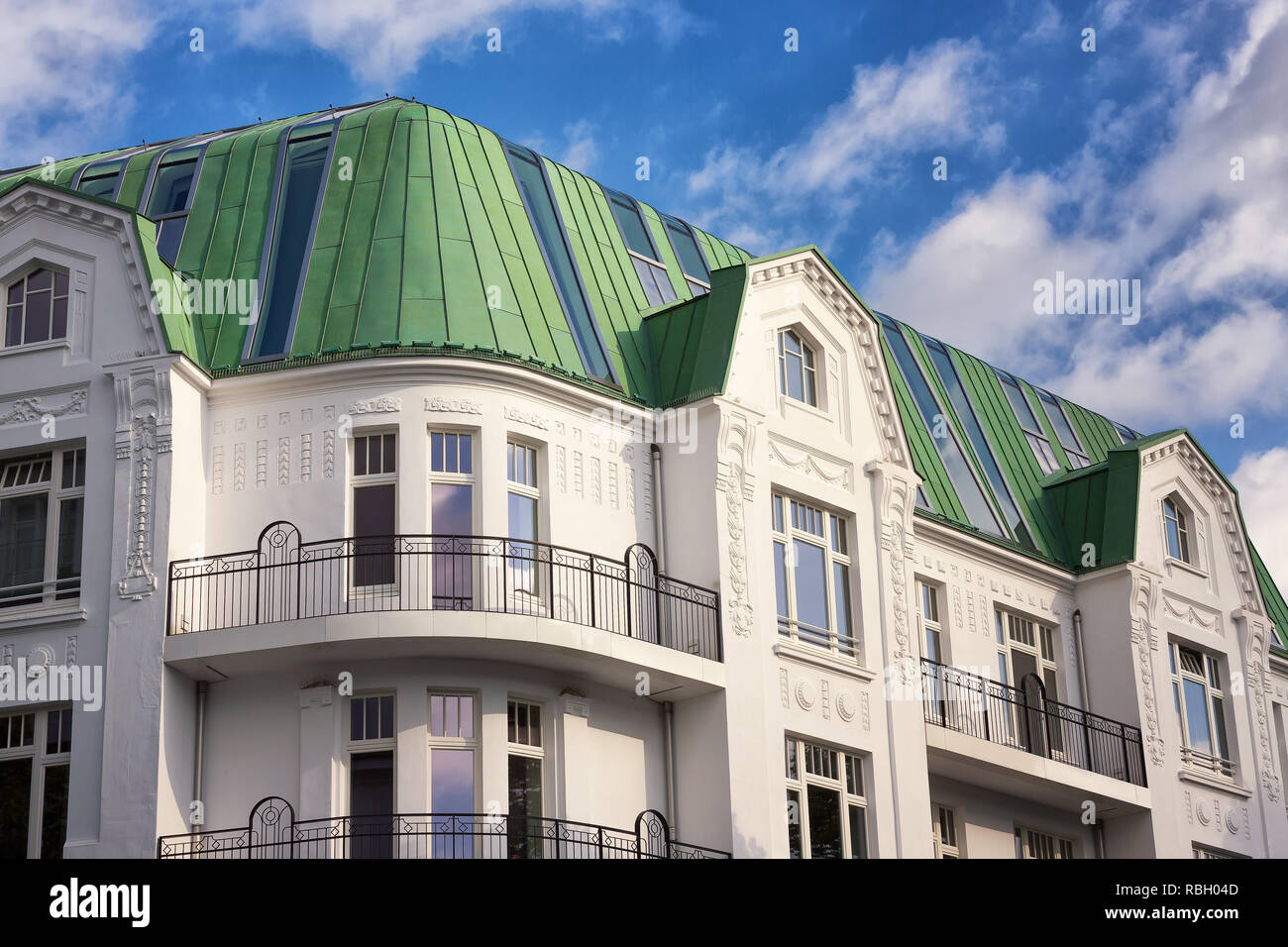 Grün Kupfer Dach auf historischen Apartment House Stockfoto