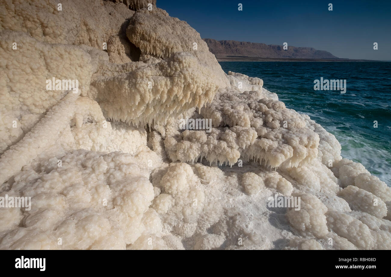 Kristallines Salz Felsen entlang der Küste des Toten Meeres, Israel. Stockfoto