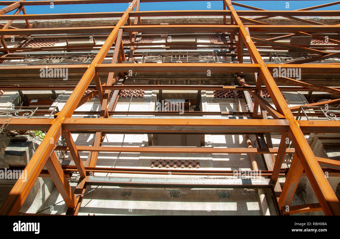 Bügeleisen Unterstützung Gerüste auf einem Bald ruiniert Gebäude auf Jerusalem Boulevard, Jaffa, Israel renoviert werden Stockfoto