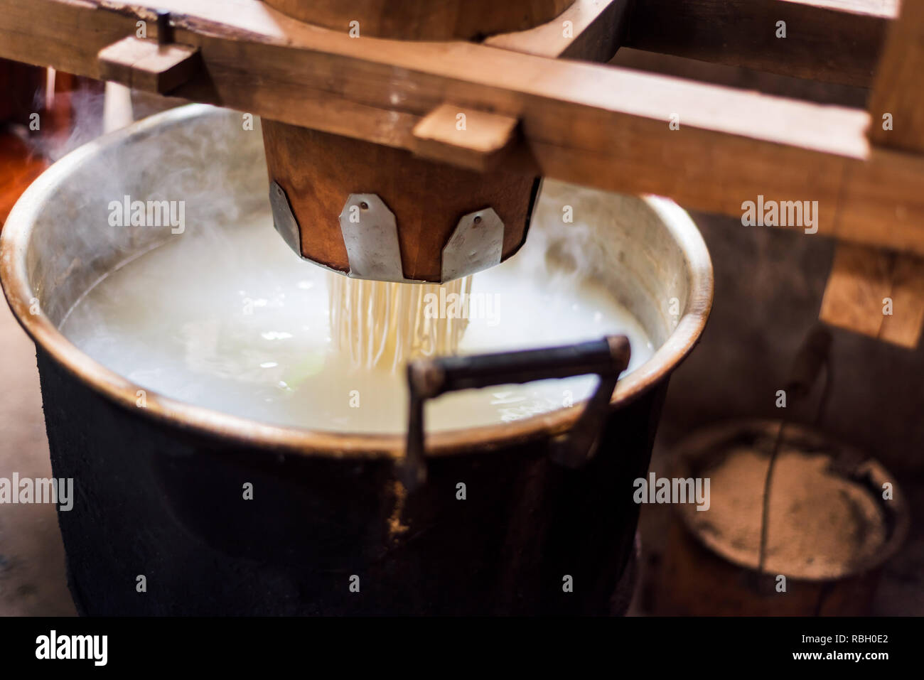 Traditionelle Nudeln, auf einem vintage Handbuch Holz- maschine Stockfoto