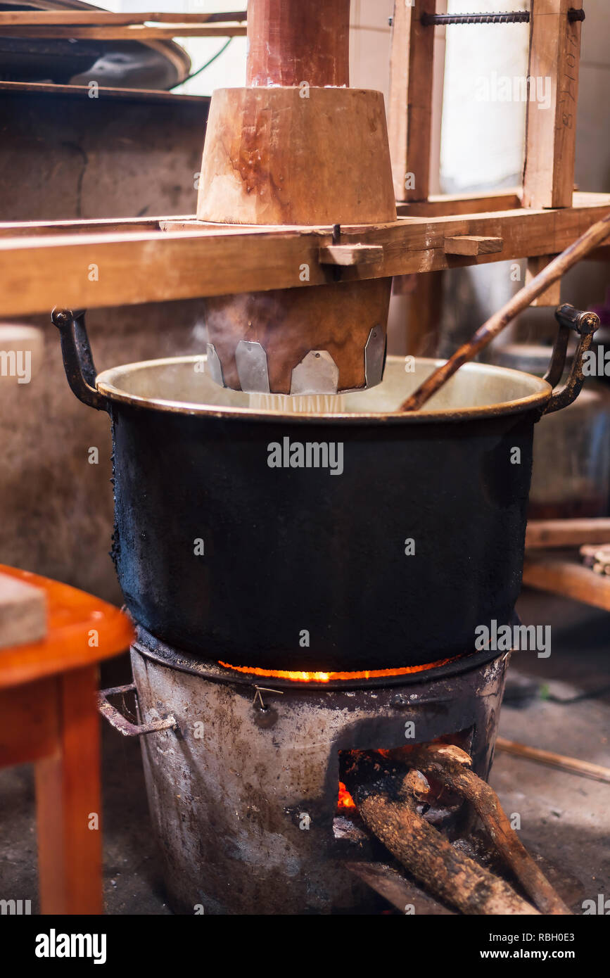 Traditionelle Nudeln, auf einem vintage Handbuch Holz- maschine Stockfoto