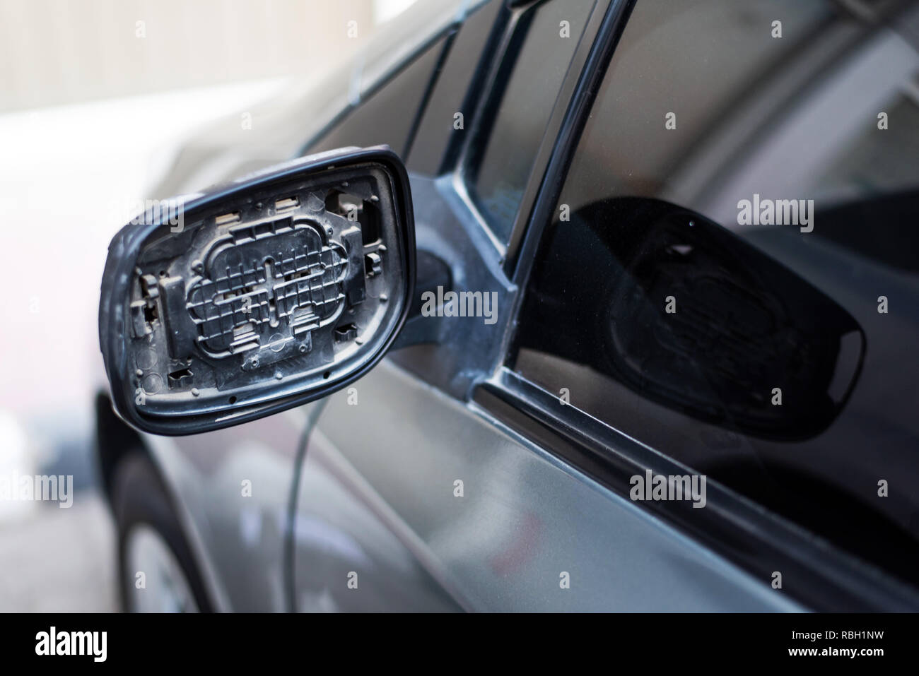 Auto mit kaputten Rückspiegel Nahaufnahme Stockfoto