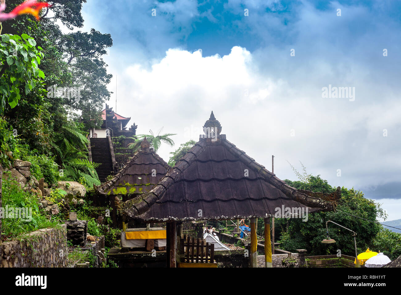 Pura Penataran Agung Lempuyang, traditionellen Balinesischen Hindu Tempel in Indonesien durch blauen Himmel Stockfoto