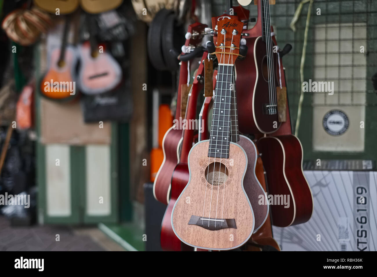 Billige Ukulelen und Gitarren auf Verkauf in Atsadang Road in Bangkok, Thailand Stockfoto
