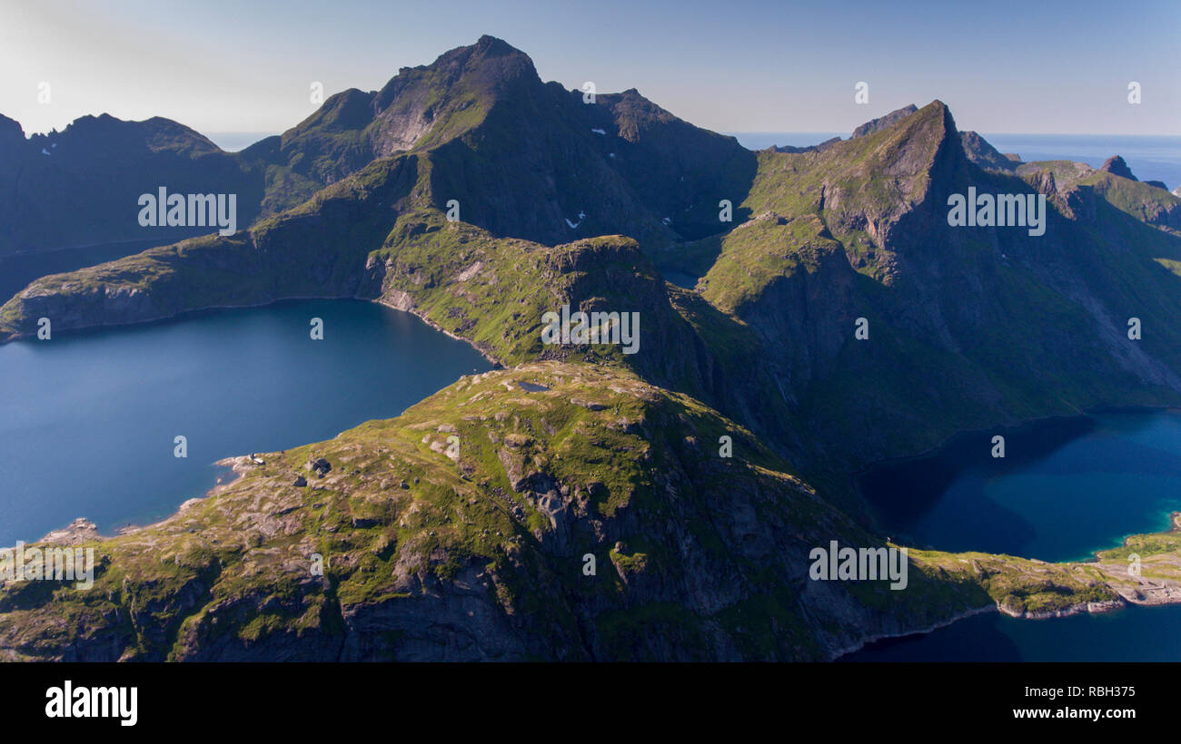Luftaufnahme der Berge und Seen in der Nähe von Sørvågen auf Moskenesøya, die Lofoten in Norwegen, Europa. Zeigt auch den Hermannsdalstinden Berg Stockfoto
