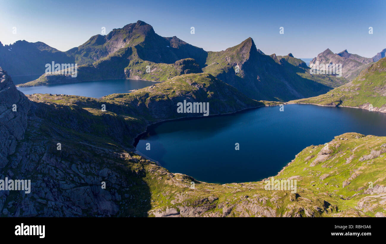 Luftaufnahme der Berge und Seen in der Nähe von Sørvågen auf Moskenesøya, die Lofoten in Norwegen, Europa. Zeigt auch den Hermannsdalstinden Berg Stockfoto