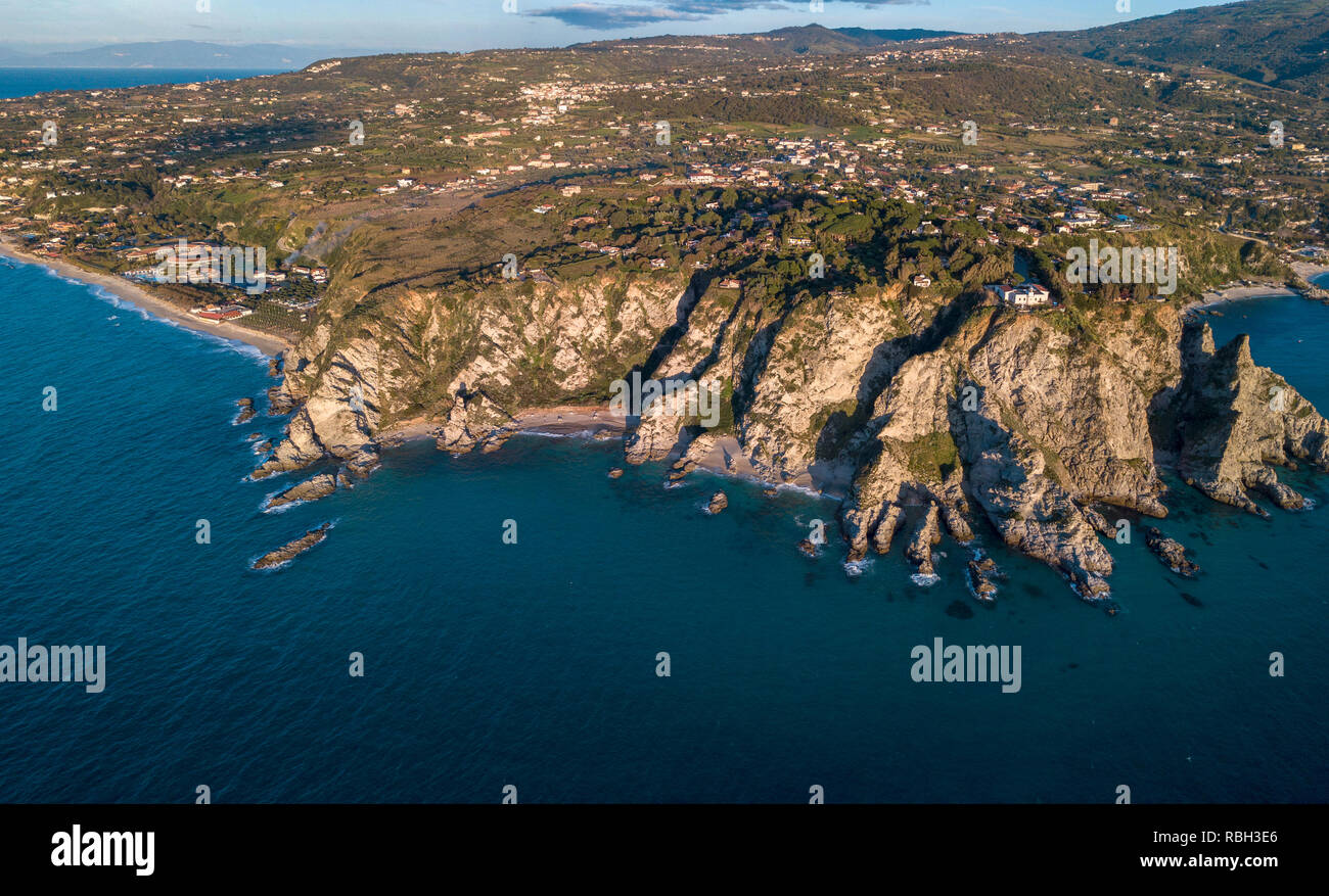 Luftaufnahme von Capo Vaticano, Kalabrien, Italien. Ricadi. Leuchtturm. Küste der Götter. Vorgebirge der kalabrischen Küste bei Sonnenuntergang. Zerklüftete Küste Stockfoto