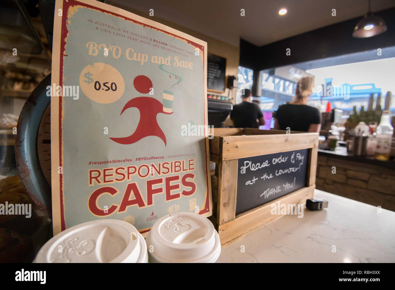 Ein Zeichen in einer nördlichen Sydney Cafe bietet Rabatte für Ihre eigenen (BYO) tasse kaffee Trinker bringen. Verantwortlich Cafés Reduzierung von Abfall und Umweltverschmutzung. Stockfoto