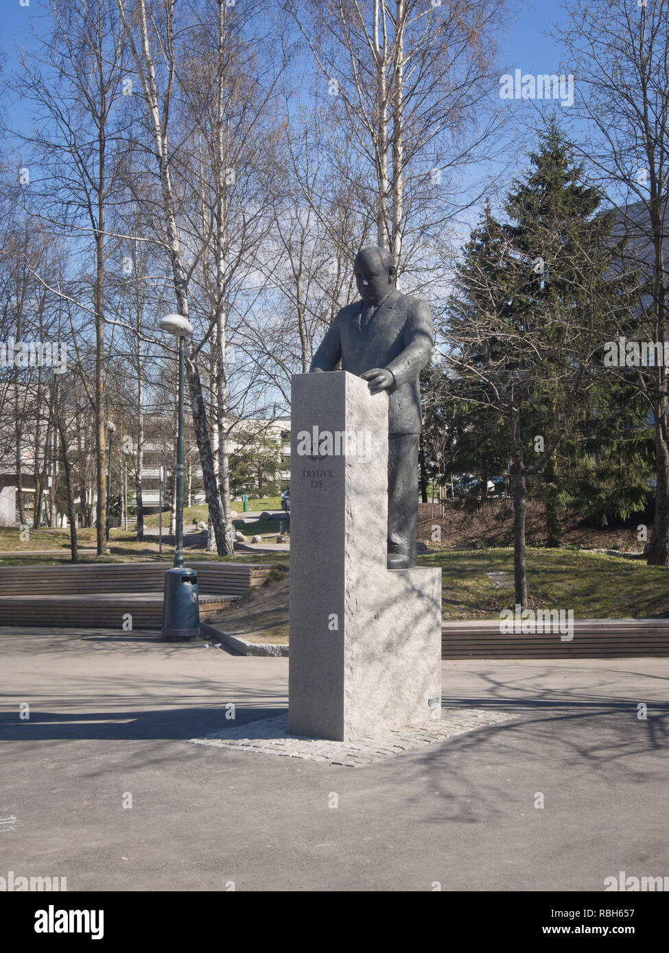 Trygve Lie, der norwegische Außenminister und der erste Generalsekretär der Vereinten Nationen, Bronzestatue der Furuset Vorort von Oslo Norwegen Stockfoto