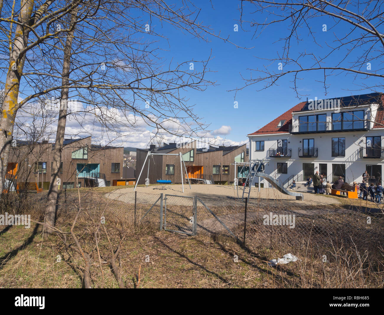 Klimaneutral erste Haus für Jugend, Mietwohnungen und Reihenhäuser in der Vorstadt Furuset, Oslo, Norwegen Stockfoto