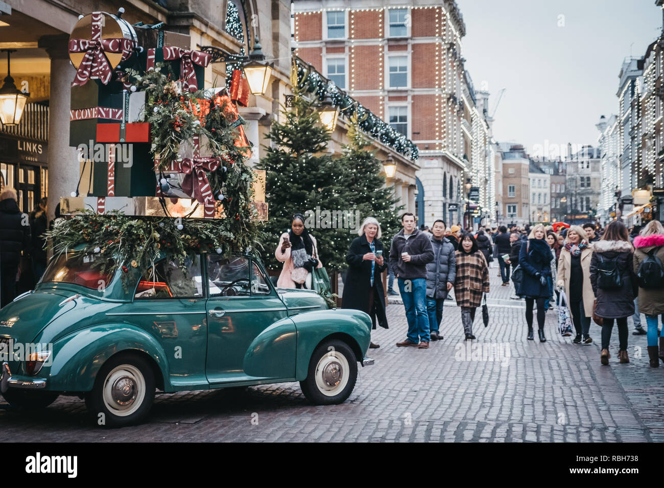 London, Großbritannien, 21. November 2018: Menschen vorbei gehen und Fotos eines Autos Christbaumschmuck in Covent Garden Market, einer der beliebtesten Stockfoto