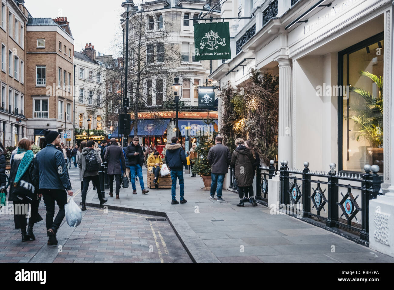London, UK, November 21, 2018: die Menschen zu Fuß Vergangenheit Petersham Baumschulen in Covent Garden, London, UK. Covent Garden ist ein berühmtes Touristenzentrum in London Stockfoto