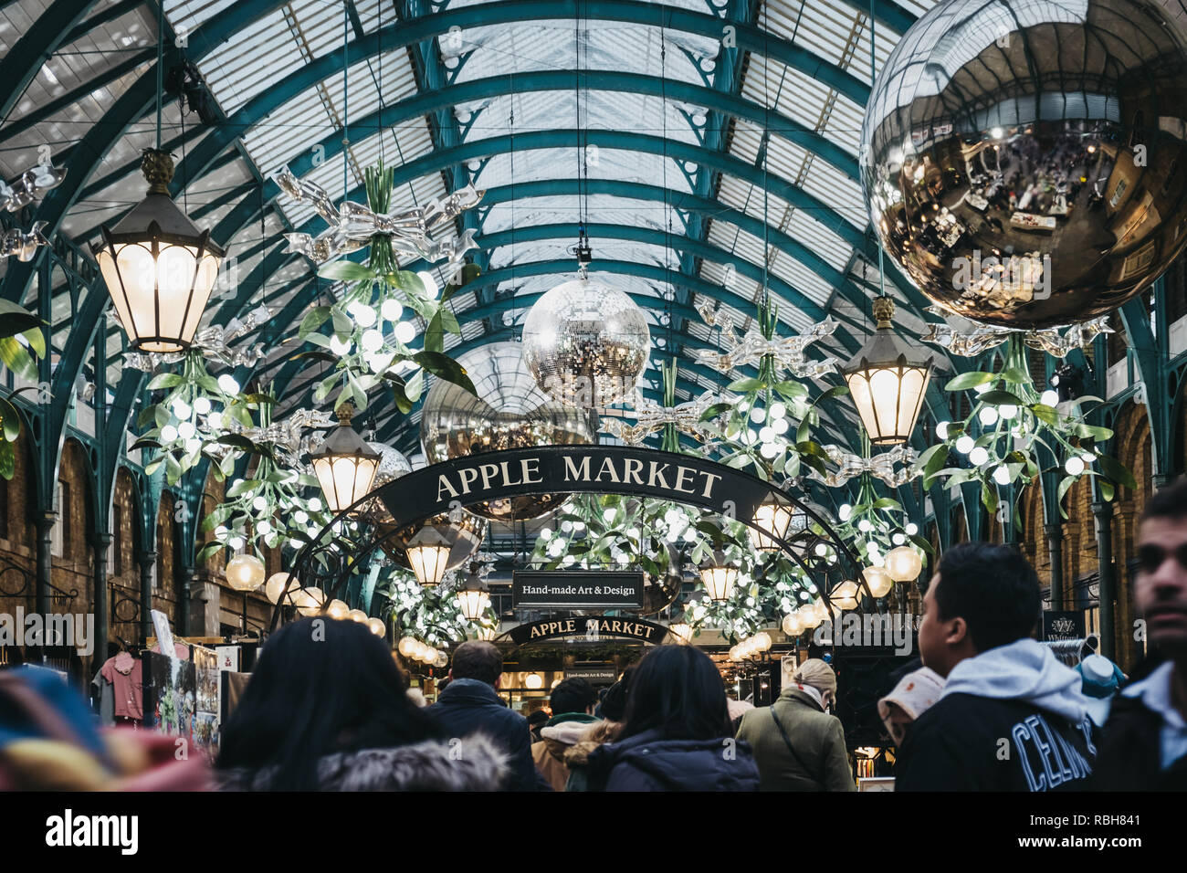 London, UK - Januar 5,2019: die Menschen gehen unter Apple Markt Zeichen mit Weihnachtsschmuck und einer riesigen Kugeln in Covent Garden Market eingerichtet, auf Stockfoto