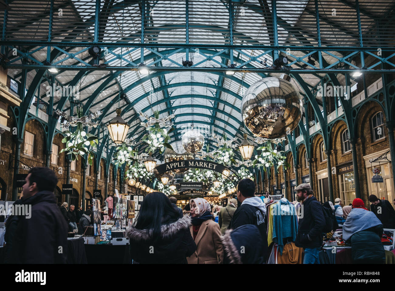 London, UK - Januar 5,2019: die Menschen gehen unter Apple Markt Zeichen mit Weihnachtsschmuck und einer riesigen Kugeln in Covent Garden Market eingerichtet, auf Stockfoto