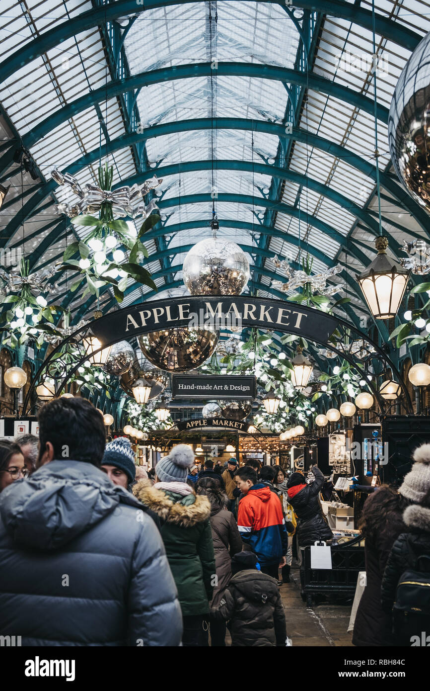 London, UK - Januar 5,2019: die Menschen gehen unter Apple Markt Zeichen mit Weihnachtsschmuck und einer riesigen Kugeln in Covent Garden Market eingerichtet, auf Stockfoto