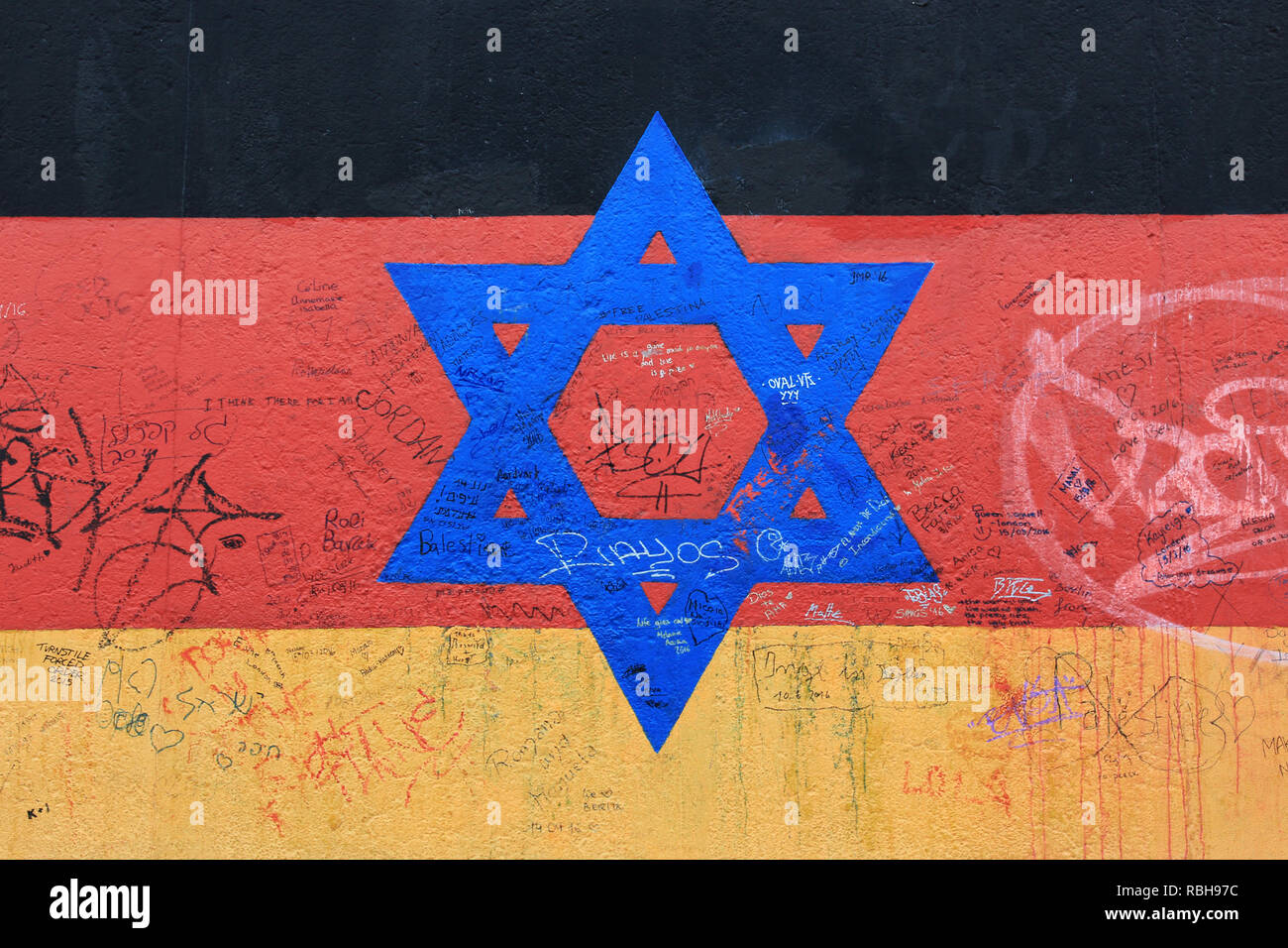 Berlin - Deutschland: Juni 2016: Flagge von Deutschland und Israel über die Berliner Mauer gemalt, East Side Gallery (Vaterland von Gunther Schafer) Stockfoto