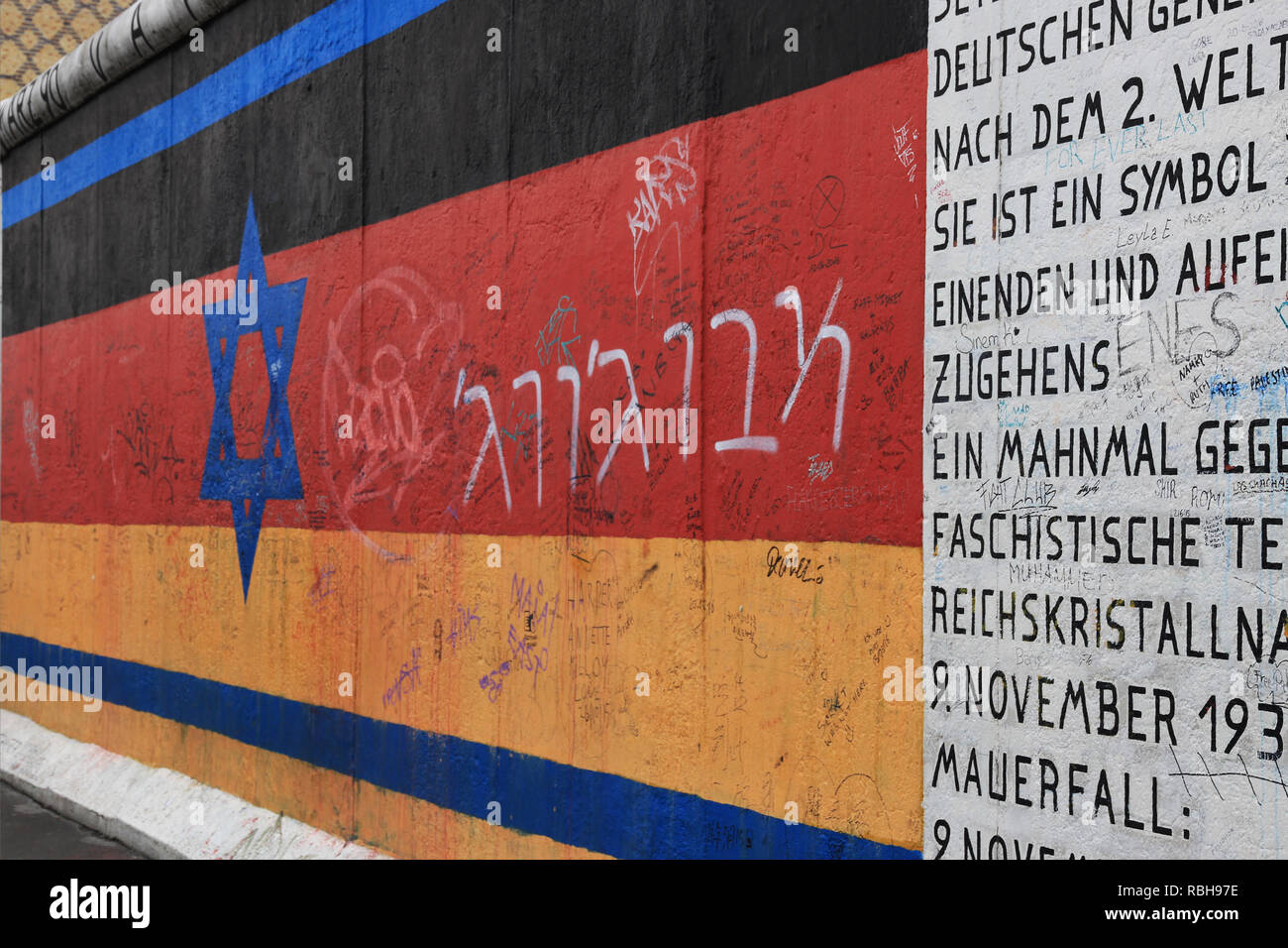Berlin - Deutschland: Juni 2016: Flagge von Deutschland und Israel über die Berliner Mauer gemalt, East Side Gallery (Vaterland von Gunther Schafer) Stockfoto