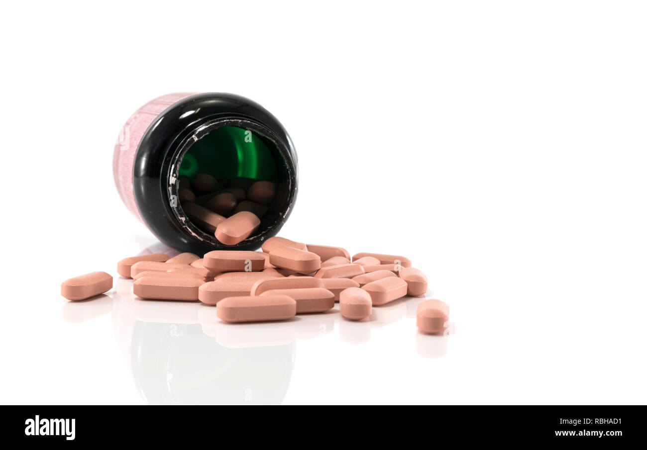 Flasche Pillen oder Medizin auf weißem Hintergrund isoliert Stockfoto