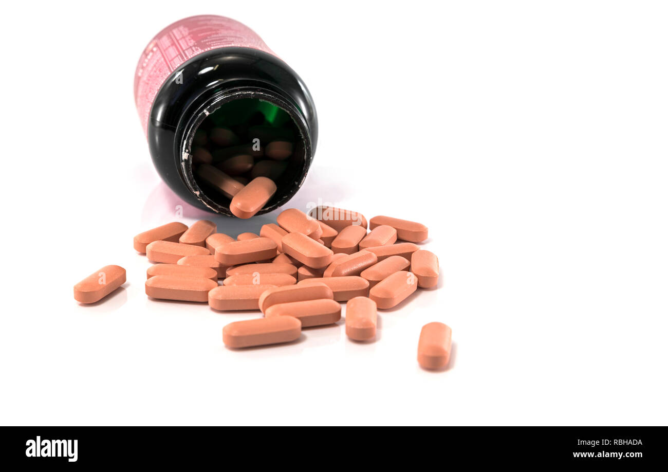 Flasche Pillen oder Medizin auf weißem Hintergrund isoliert Stockfoto