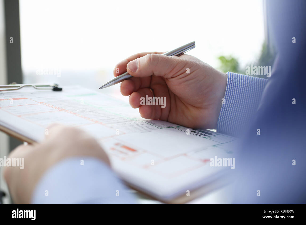 Männliche Versicherer hand Silber pen einen Unfall Stockfoto