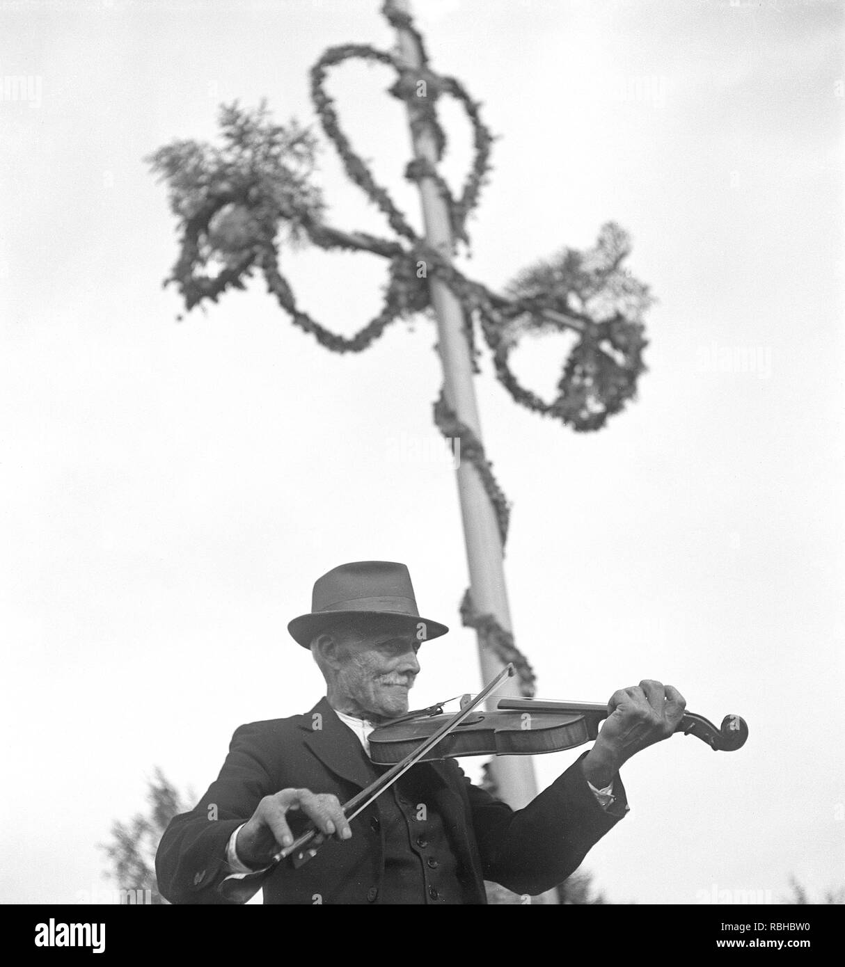 Musiker im Hochsommer. Ein älterer Mann ist, Geige zu spielen ein Open Air im Hochsommer Fiesta. Schweden Foto Kristoffersson Ref. 219-2. Schweden 1940 Stockfoto