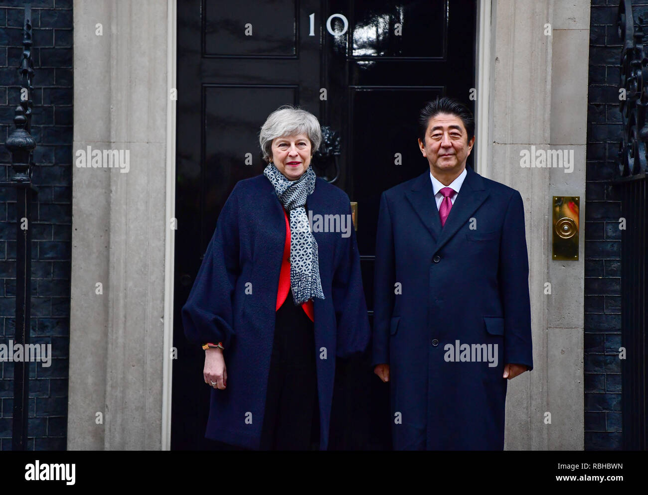 Premierminister Theresa May grüßt der japanische Ministerpräsident Shinzo Abe außerhalb 10 Downing Street, London vor einem bilateralen Treffen. Stockfoto