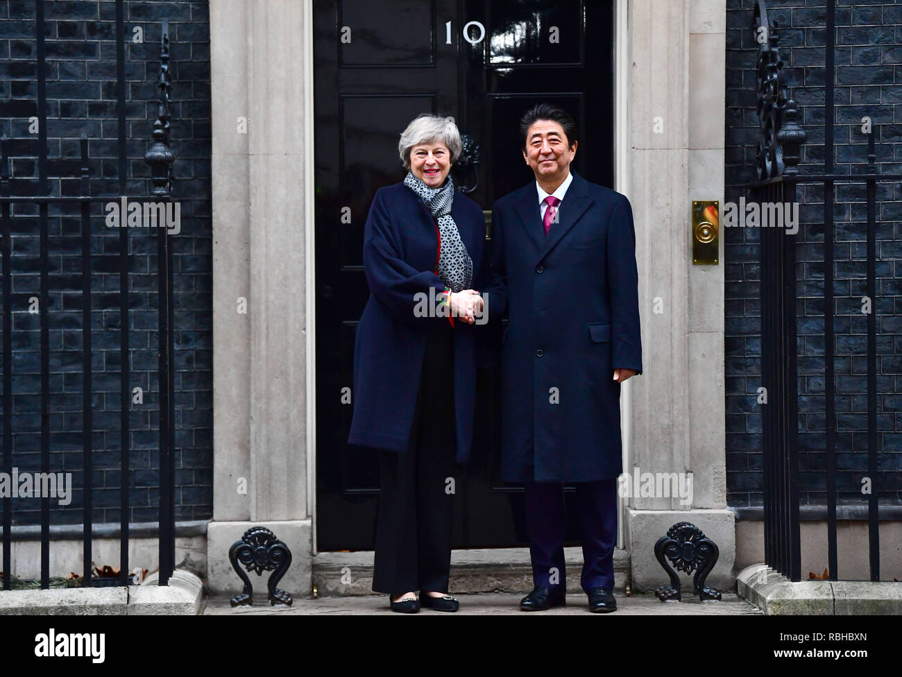 Premierminister Theresa May grüßt der japanische Ministerpräsident Shinzo Abe außerhalb 10 Downing Street, London vor einem bilateralen Treffen. Stockfoto