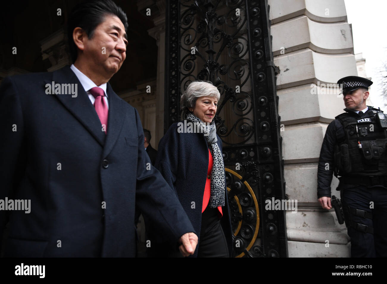 Premierminister Theresa May und der japanische Ministerpräsident Shinzo Abe in der Downing Street, London vor einem bilateralen Treffen. Stockfoto