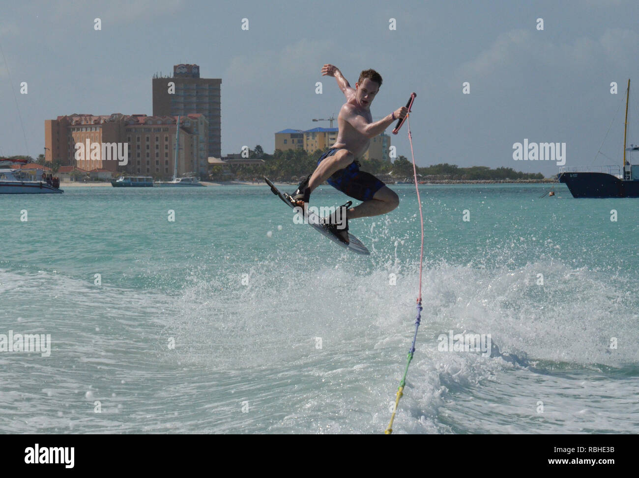 Wakeboarder springen und Big Air vor der Küste von Aruba. Stockfoto