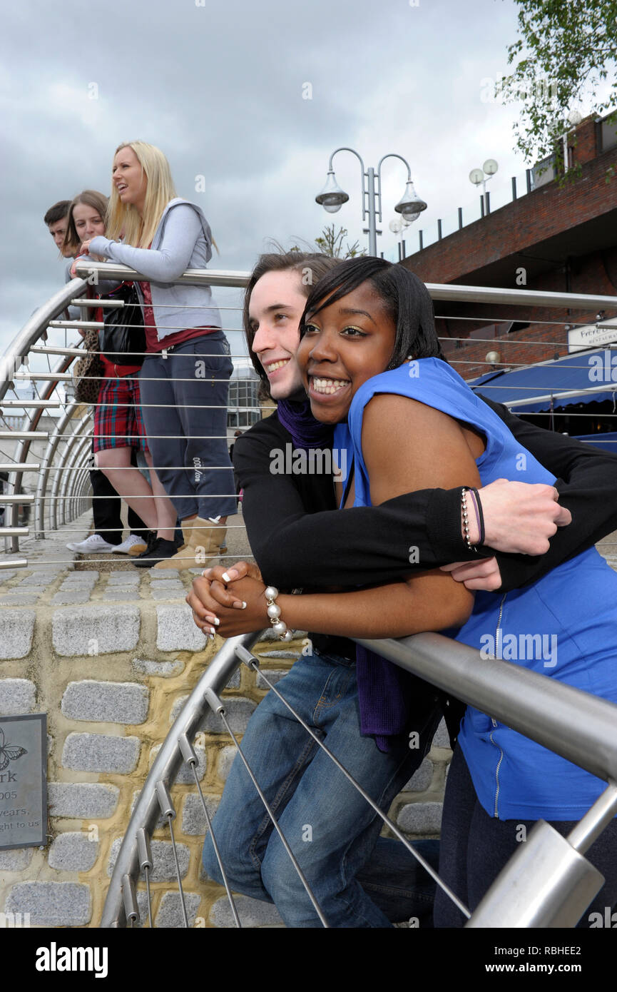 Teenage Studenten um Kingston Upon Thames, Surrey, UK entspannen Stockfoto