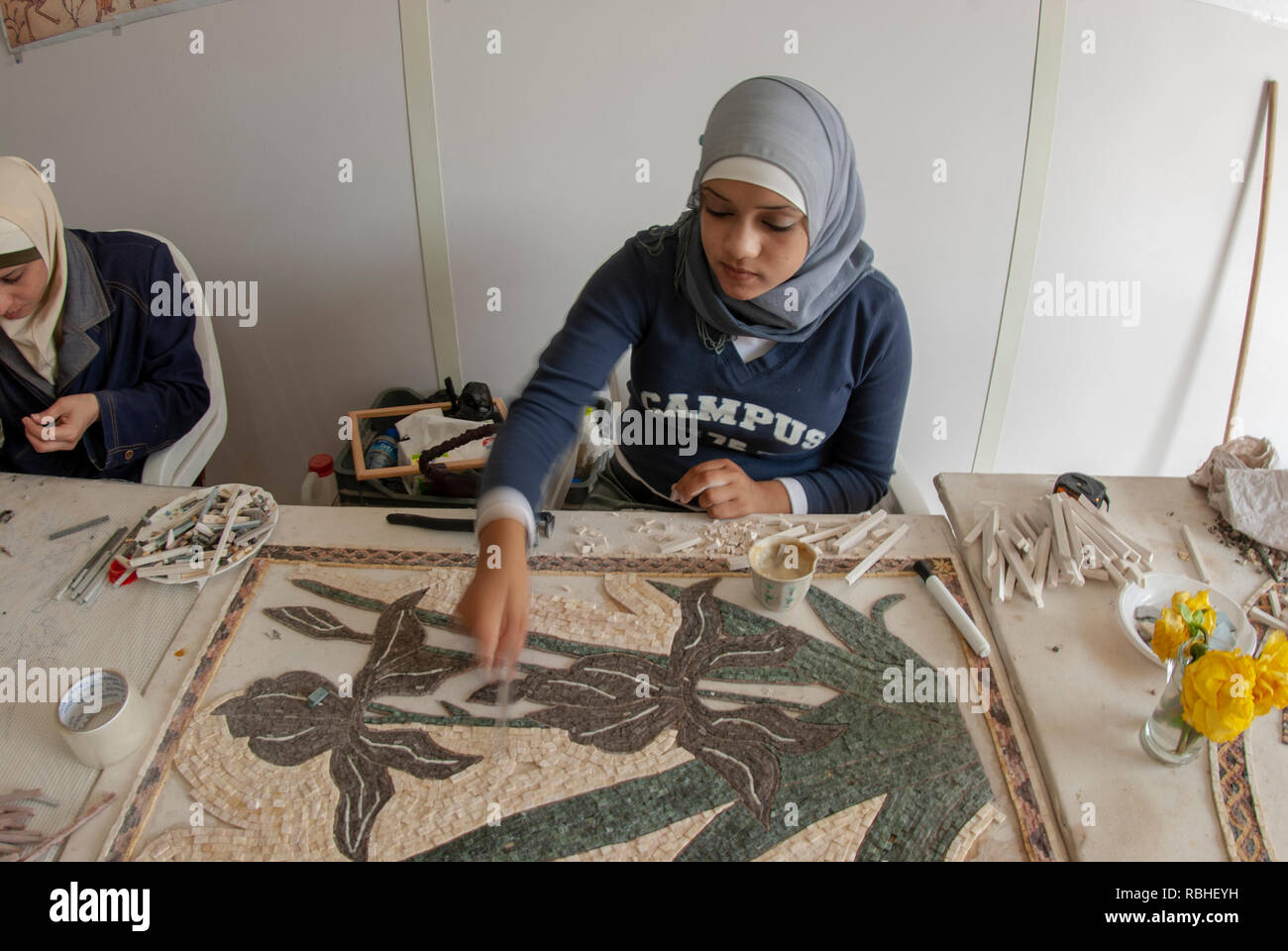 Frauen bilden ein komplexes Mosaik Design zu einem Mosaik und Handwerk Workshop, Madaba, Jordanien Stockfoto