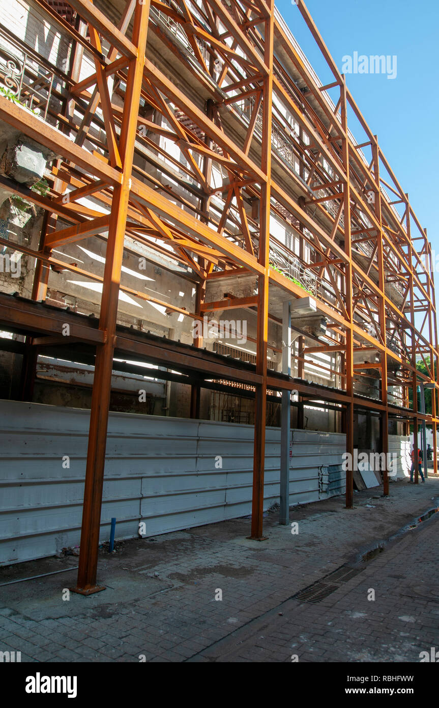 Bügeleisen Unterstützung Gerüste auf einem Bald ruiniert Gebäude auf Jerusalem Boulevard, Jaffa, Israel renoviert werden Stockfoto