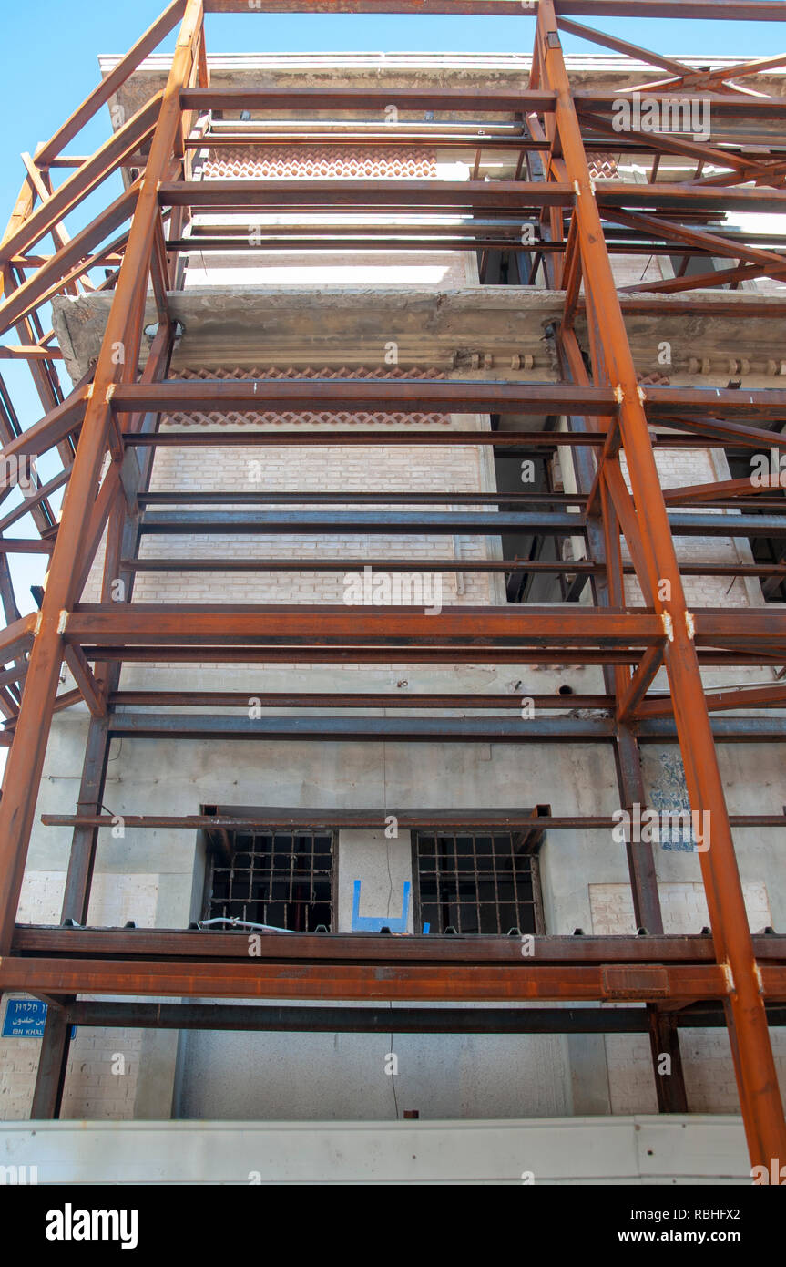 Bügeleisen Unterstützung Gerüste auf einem Bald ruiniert Gebäude auf Jerusalem Boulevard, Jaffa, Israel renoviert werden Stockfoto