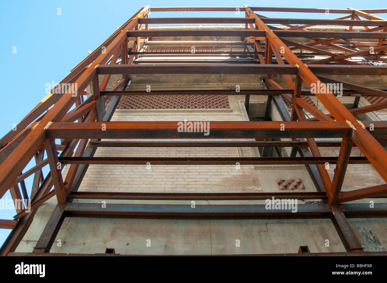 Bügeleisen Unterstützung Gerüste auf einem Bald ruiniert Gebäude auf Jerusalem Boulevard, Jaffa, Israel renoviert werden Stockfoto