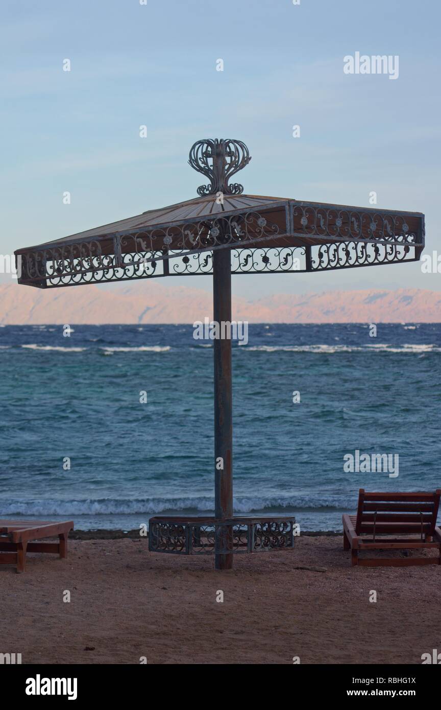 Ein Sonnenschutz am Strand in Dahab, Ägypten Stockfoto