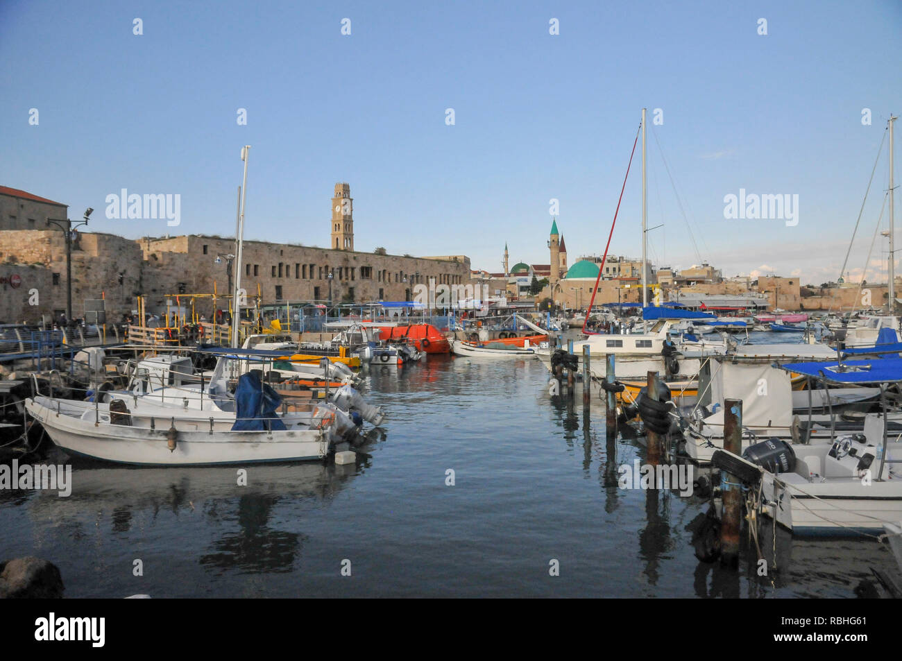 Israel, westlichen Galiläa, Morgen, dem alten Hafen jetzt ein Fischereihafen. Die Altstadt im Hintergrund Stockfoto