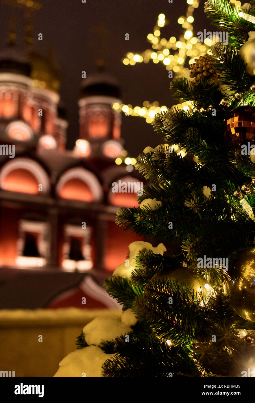 Straße für Weihnachten in Moskau eingerichtet, mit Blick auf das Kloster von Varvarka Znamensky Street, Moskau, Russland Stockfoto